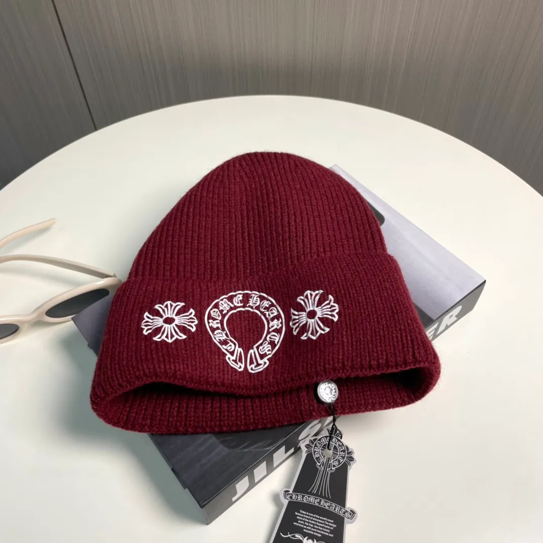 P60 🤍Chrome hearts new autumn and winter cross knitted hat🧶 One of the must-have hats in autumn and winter~ It really looks good on whoever wears it~, it is also a perfect match in black and white and gray in autumn~